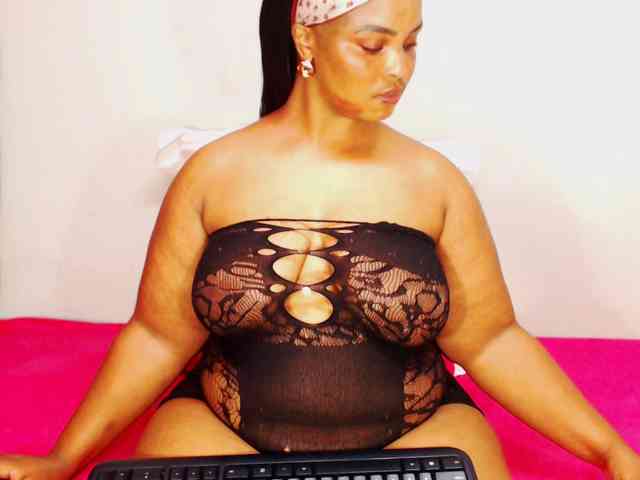 DivineBootyxxx webcam