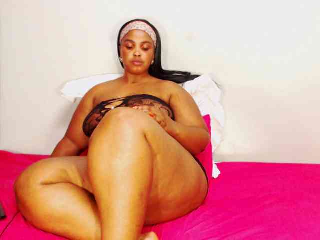 DivineBootyxxx webcam