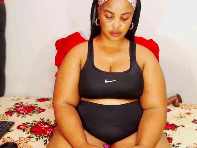 DivineBootyxxx webcam