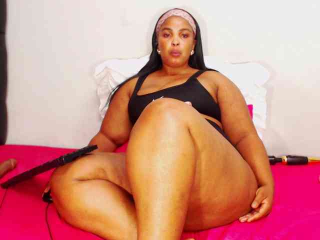 DivineBootyxxx webcam