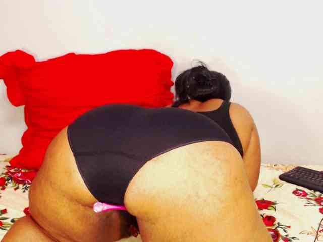 DivineBootyxxx webcam