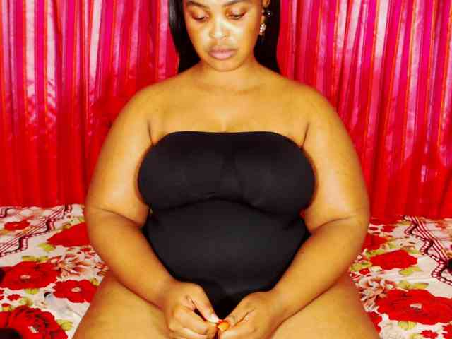 DivineBootyxxx webcam