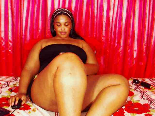 DivineBootyxxx webcam