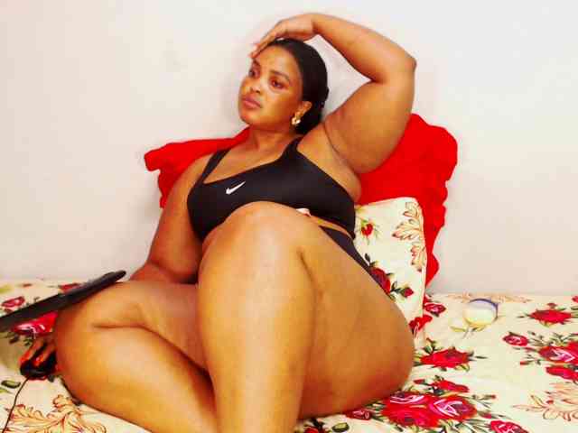 DivineBootyxxx webcam