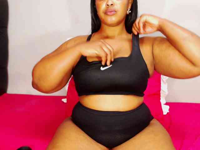 DivineBootyxxx webcam