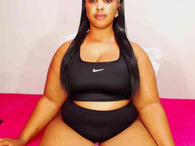 DivineBootyxxx webcam