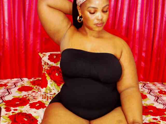 DivineBootyxxx webcam