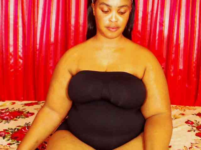 DivineBootyxxx webcam