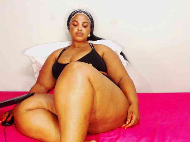 DivineBootyxxx webcam