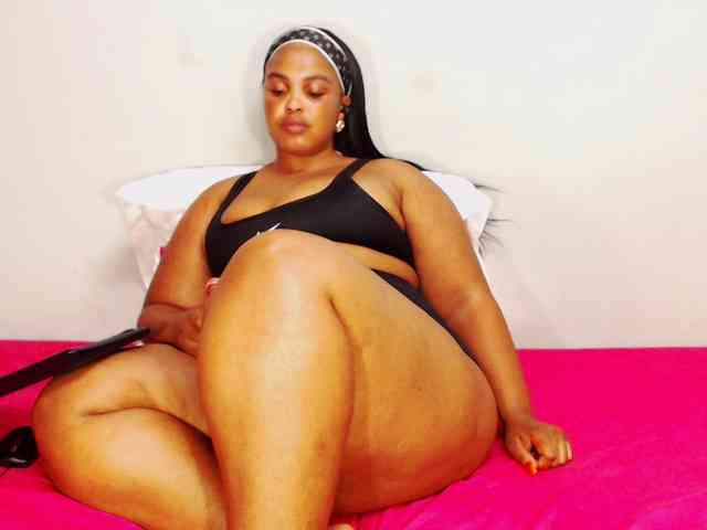 DivineBootyxxx webcam