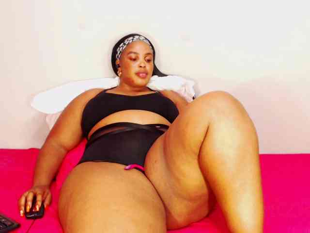 DivineBootyxxx webcam