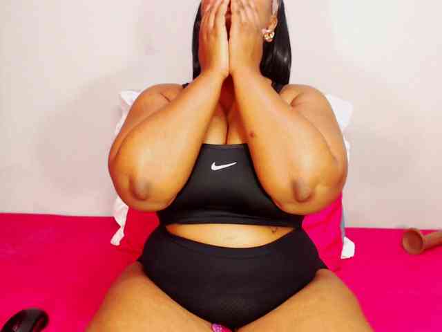 DivineBootyxxx webcam