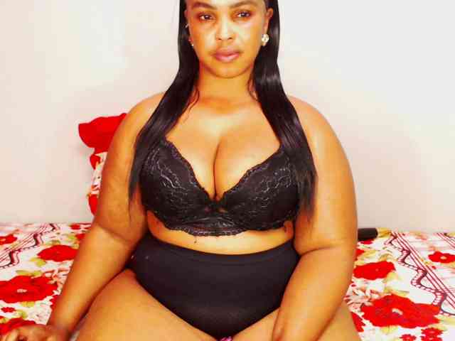 DivineBootyxxx webcam