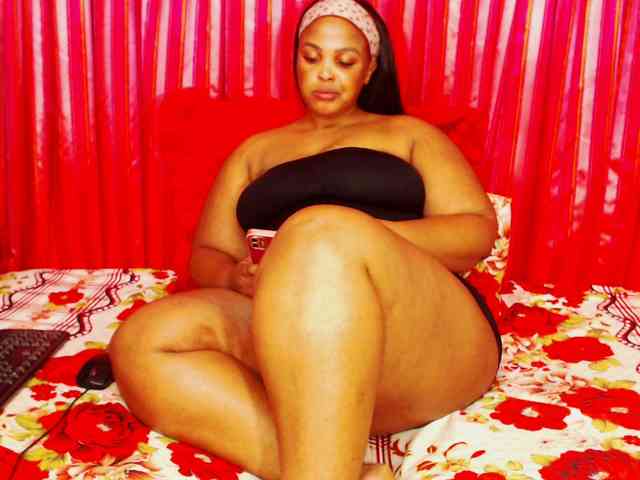 DivineBootyxxx webcam