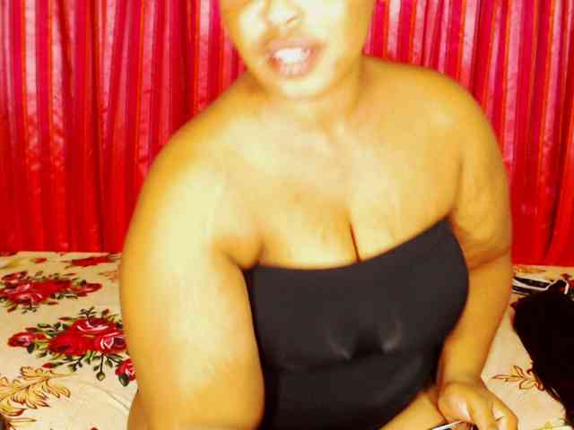 DivineBootyxxx webcam