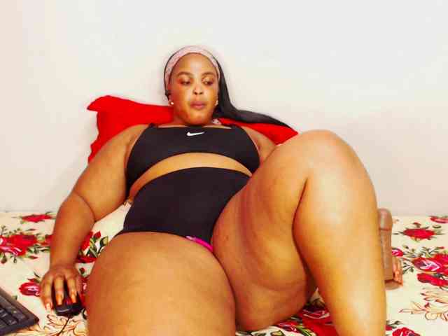 DivineBootyxxx webcam