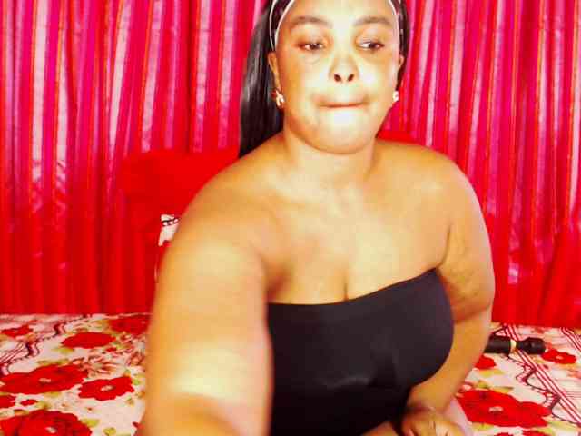 DivineBootyxxx webcam