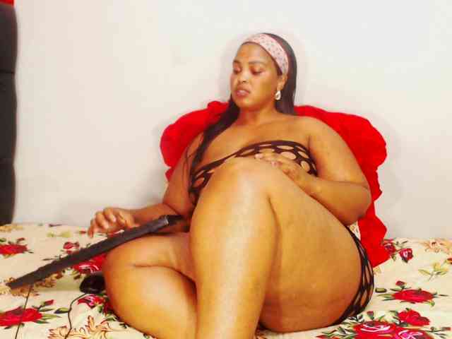 DivineBootyxxx webcam