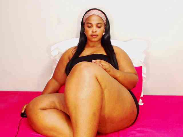 DivineBootyxxx webcam