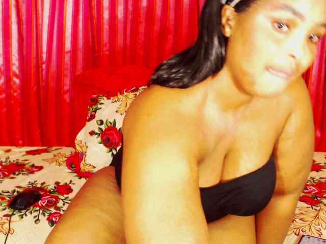 DivineBootyxxx webcam