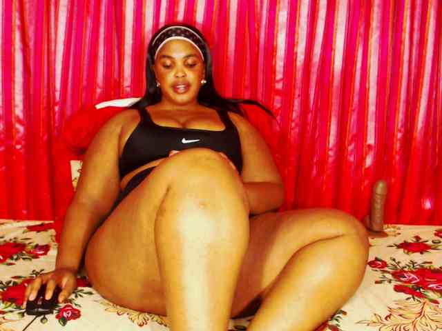 DivineBootyxxx webcam