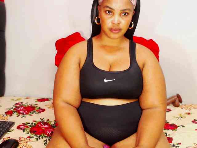 DivineBootyxxx webcam