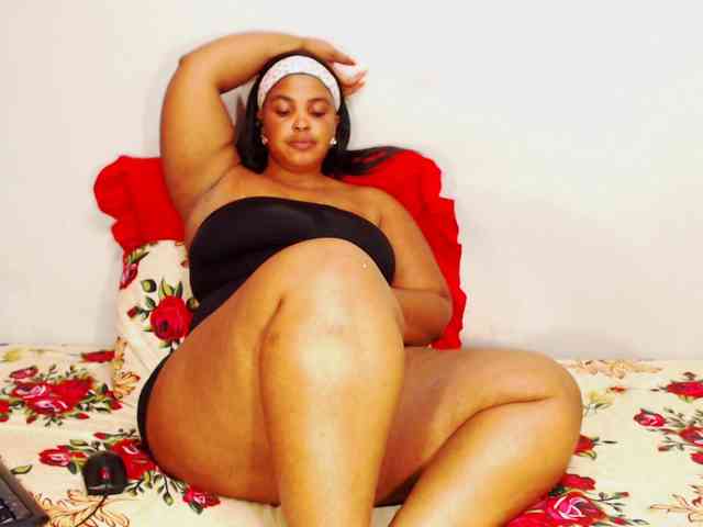 DivineBootyxxx webcam