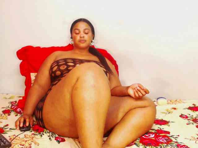 DivineBootyxxx webcam