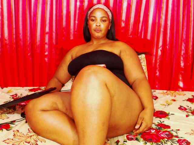 DivineBootyxxx webcam