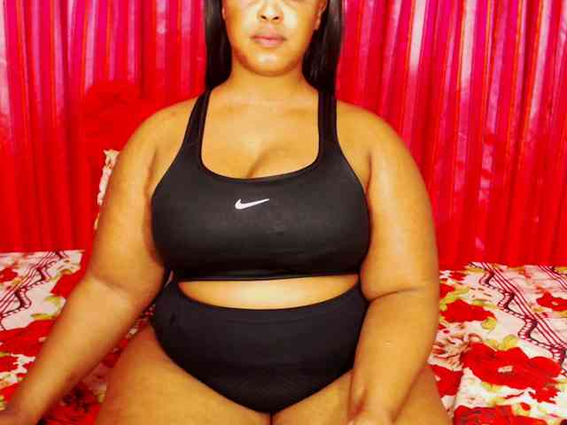 DivineBootyxxx webcam