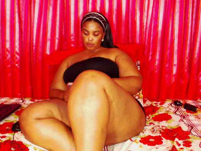 DivineBootyxxx webcam