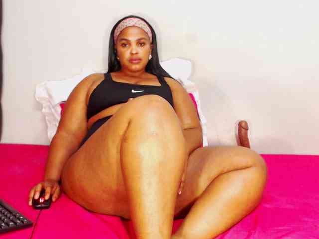 DivineBootyxxx webcam