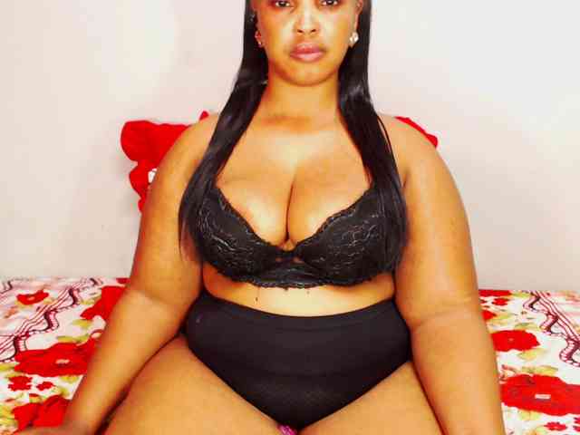 DivineBootyxxx webcam