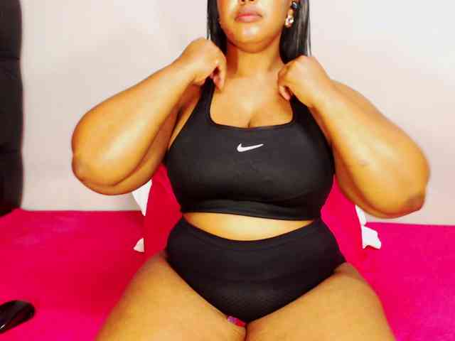 DivineBootyxxx webcam