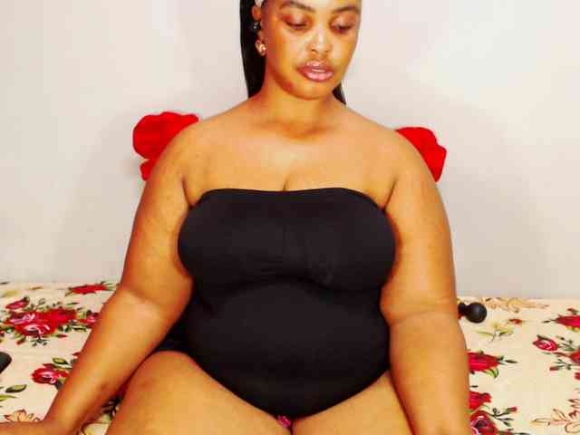 DivineBootyxxx webcam