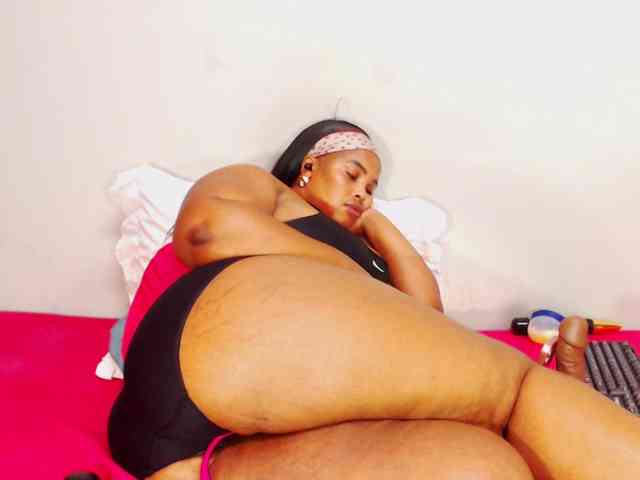 DivineBootyxxx webcam