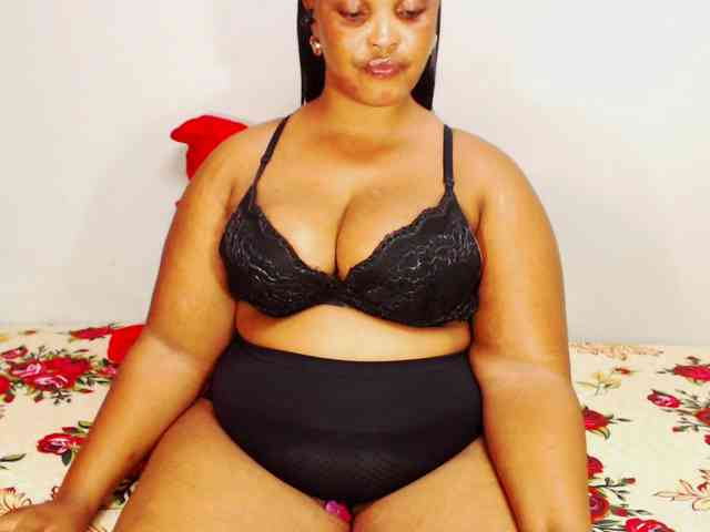 DivineBootyxxx webcam