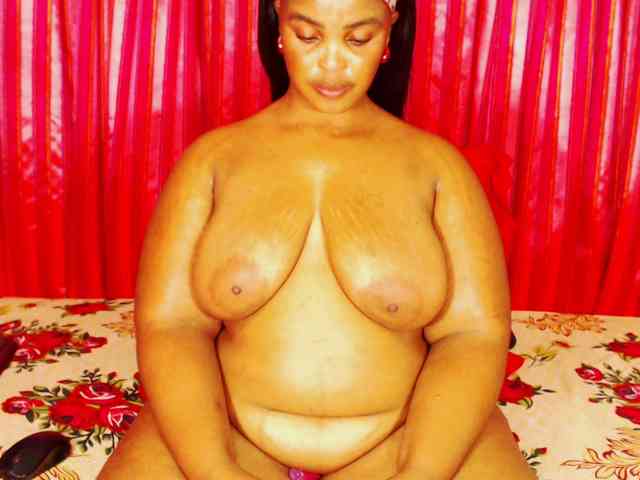 DivineBootyxxx webcam