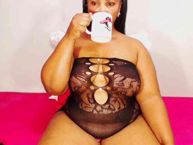 DivineBootyxxx webcam