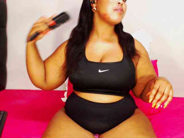 DivineBootyxxx webcam