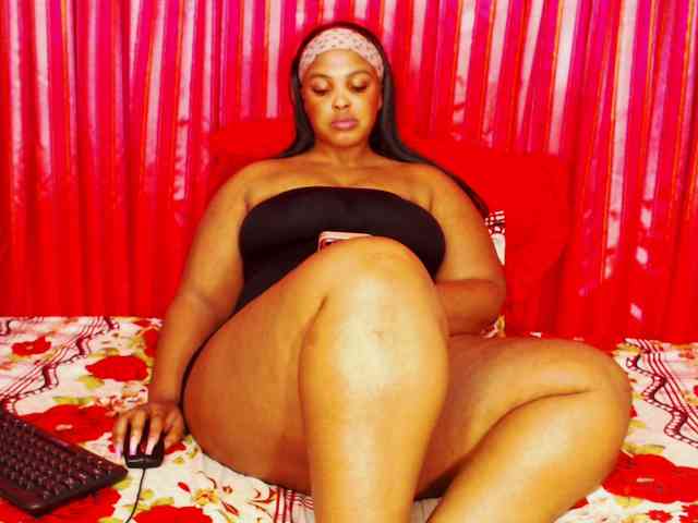 DivineBootyxxx webcam