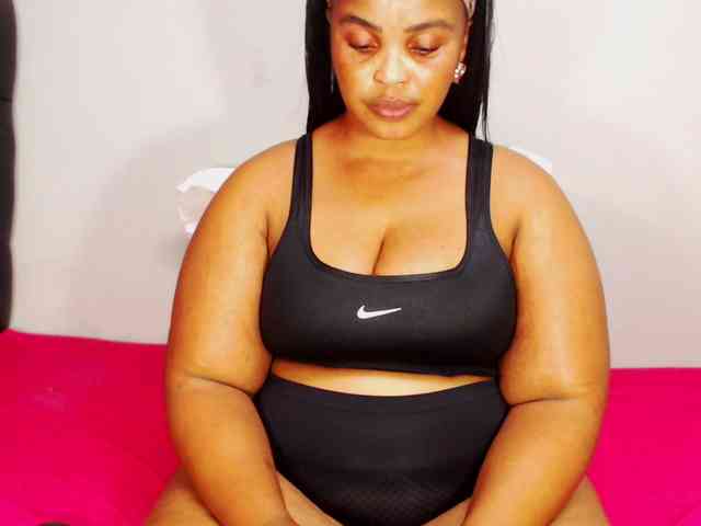 DivineBootyxxx Live Webcam on BongaCams