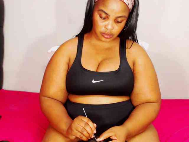 DivineBootyxxx webcam