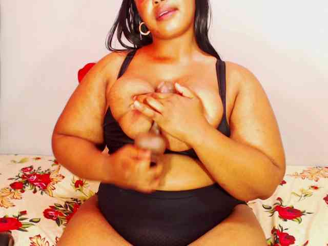 DivineBootyxxx webcam