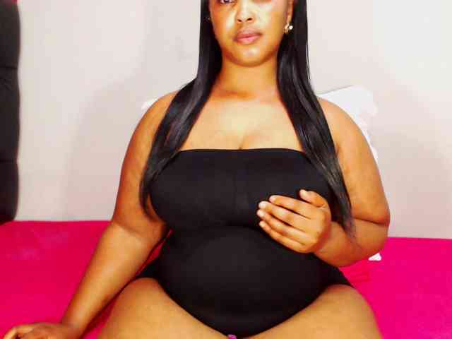 DivineBootyxxx webcam