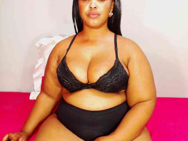 DivineBootyxxx webcam