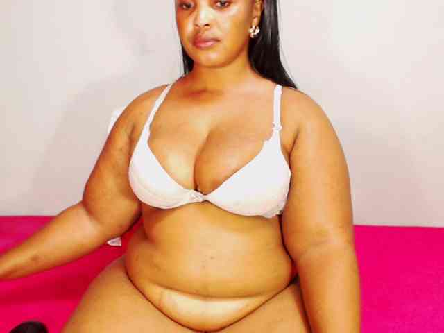 DivineBootyxxx webcam