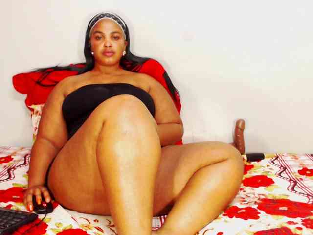 DivineBootyxxx webcam