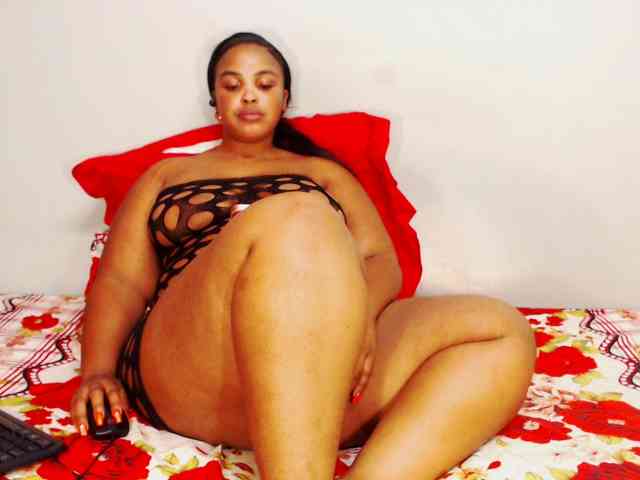 DivineBootyxxx webcam