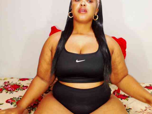 DivineBootyxxx webcam